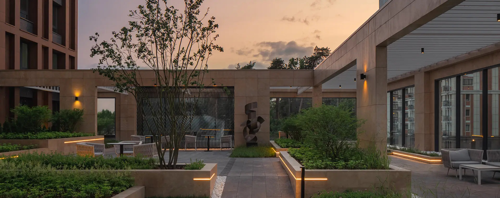 Клубный дом в окружении парков